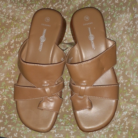 Deanna size 7 M cunky Sandals - Picture 2 of 6